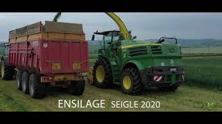 Une JD 8300i ÉQUIPÉE en PNEUS LARGES 💪 pour L’ENSILAGE de SEIGLE 2020 au GAEC de la VAIVRE !!