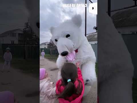 Мишка-ШАЛУНИШКА стащил кепку у девочки! #белыймишка #ростоваякукла #shorts #деньрождения #юмор