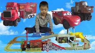 カーズ 運んで走って にぎやかロード タカラトミー ディズニー おもちゃ マックイーン Cars Disney Rail Toy