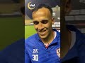 ناصر منسي يبوس الدبلة بعد فوزه بجائزة رجل مباراة الزمالك وإنبي