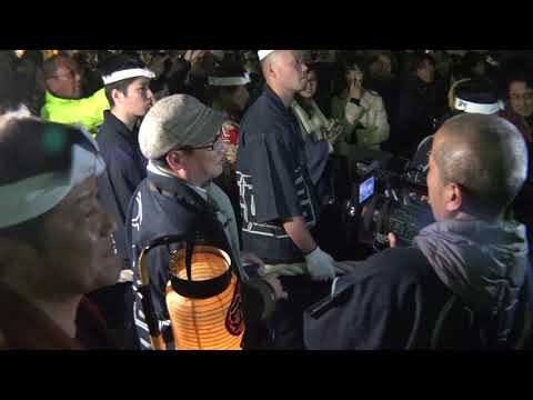 たい平師匠を激励に来た昇太師匠、上町の法被にお着換え！　上町屋台の曳行　秩父夜祭2018 宵宮　00184
