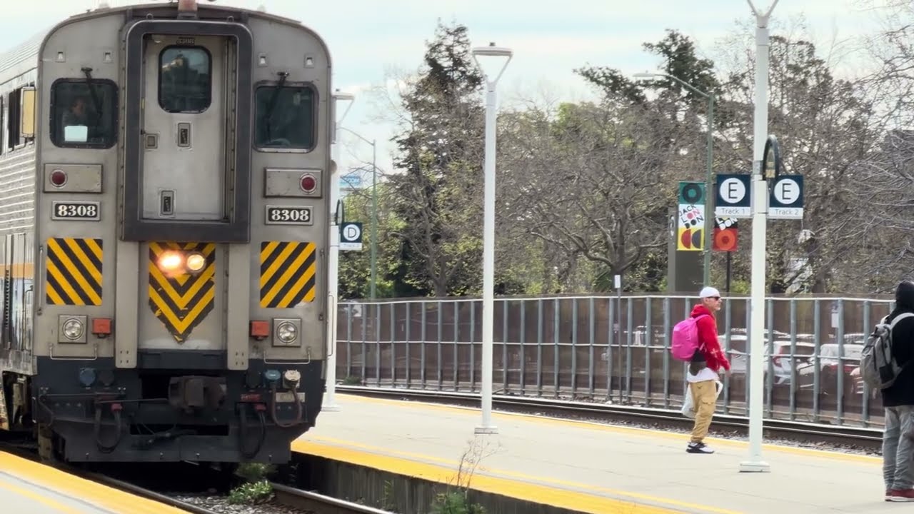 Поезд Amtrak Capitol Corridor № 528 на станции Oakland Jack London Square, Окленд, Калифорния. Сч...