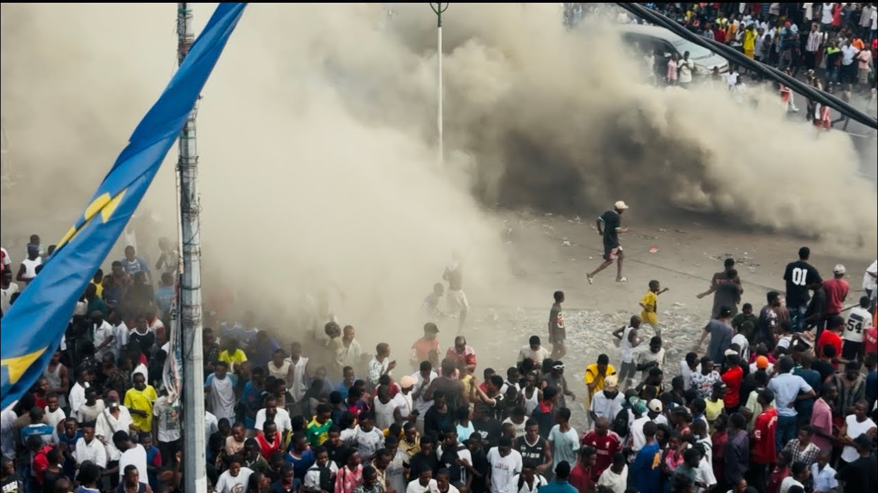 🚨Tensions extrêmes à Kin incendie suivi de pillages, la police intervient avec des gaz lacrymogènes