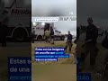 Rescatan a una bebé atrapada en un auto volcado en Texas