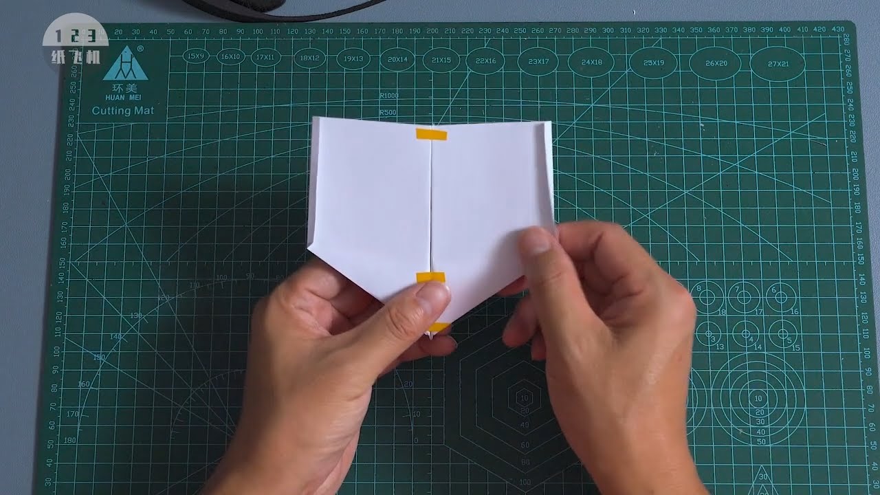 Супер бумажный самолетик пролетел более 30 лет!