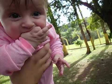 Bebe mostrando o dedo do meio - YouTube