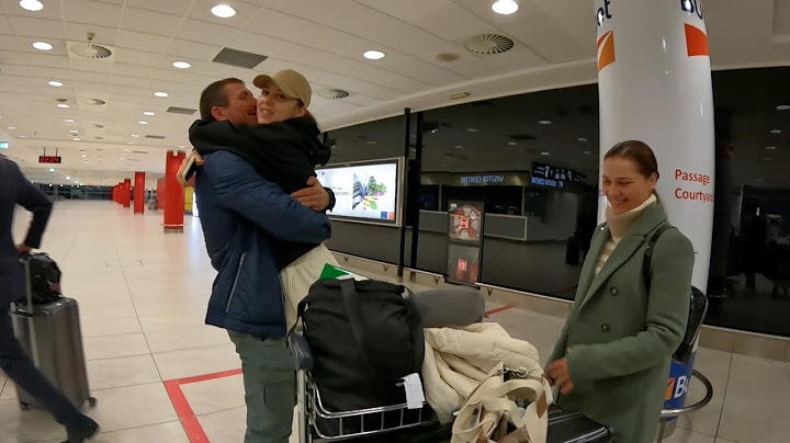 Parents who met their daughter from a trip to Korea (mother's tears)