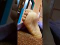左足の痛いツボを刺激したときの右足