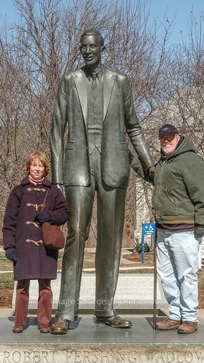 Shaquille O'Neal looks TINY compared to the world's tallest man - YouTube