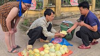 Hoang Thu picked the melons and took them to the market to sell to earn extra income.