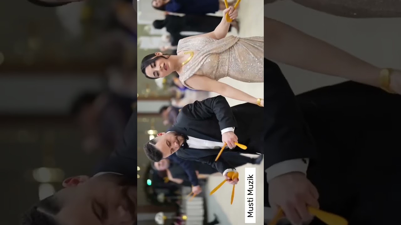 Mustafa inci elmayı soya soya