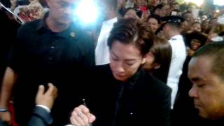 Rurouni Kenshin in Manila - Takeru Sato with fans