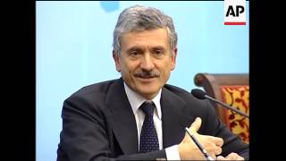 Italian Fm Visits Beijing