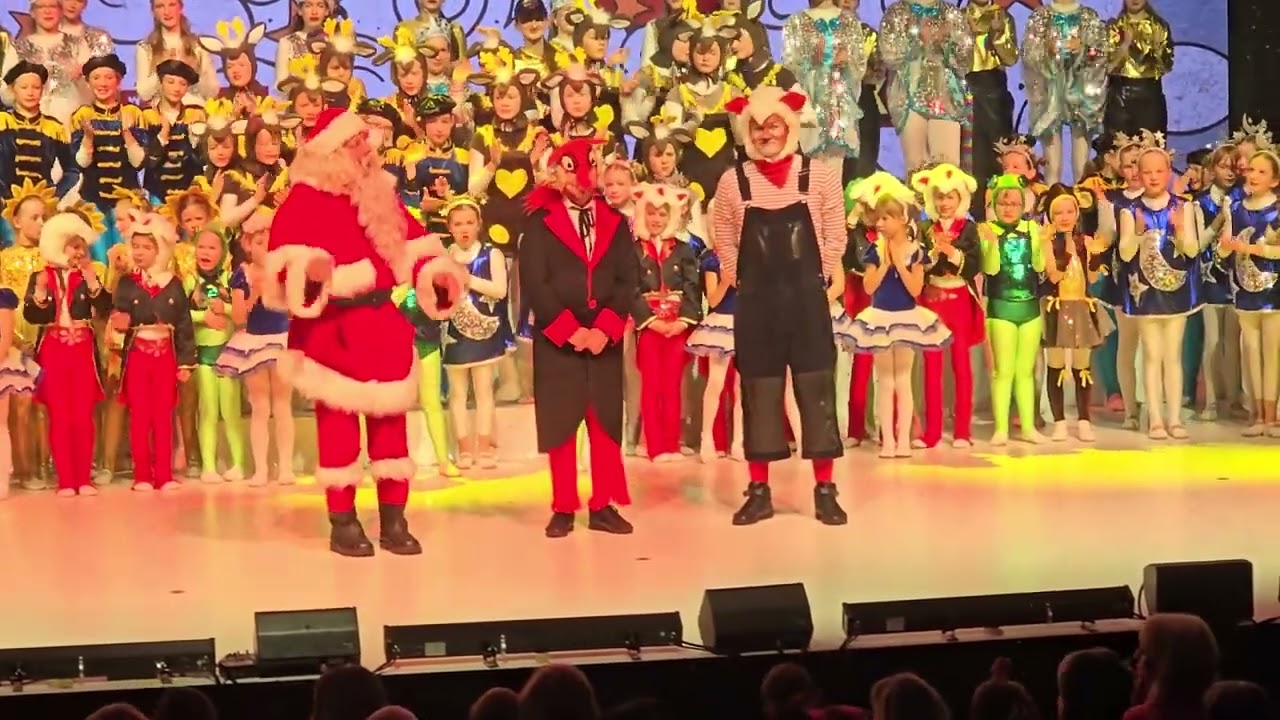 Abschied von Herrn Fuchs in der Weihnachtsrevue 2025 im Steintor-Varieté Halle 