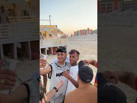 تواضع عصام صاصا مع الجمهور لما شده عشان يتصور معاه