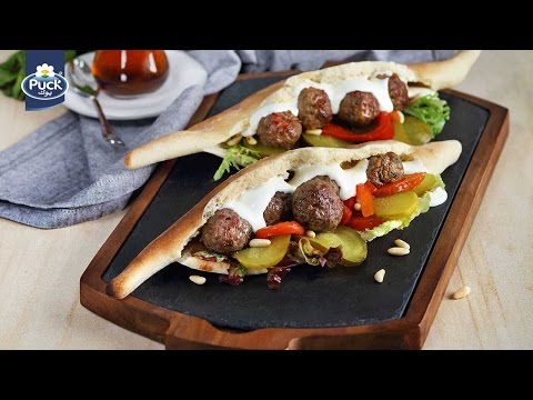 خبز الصمون مع جبنة الكريم وكرات اللحم        