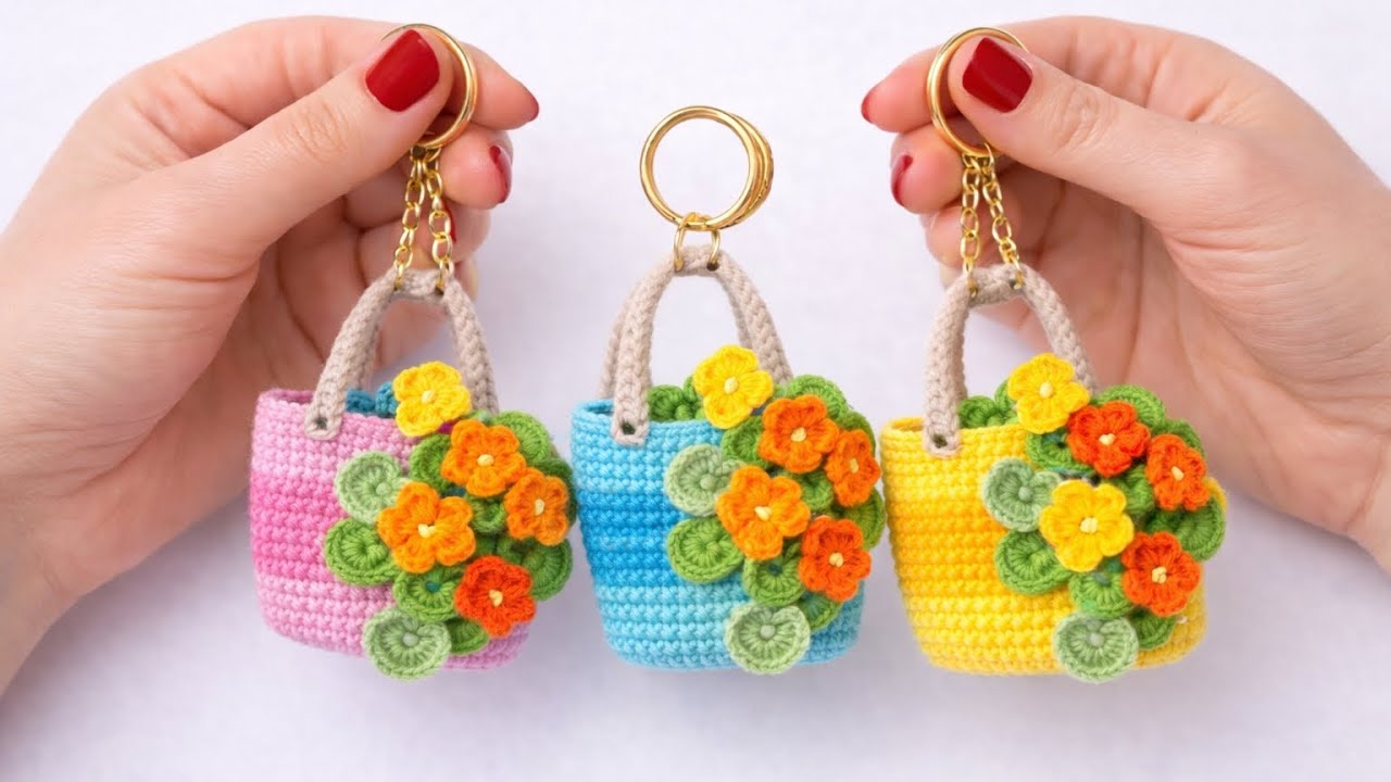 bu minik çantalara bayılacaksınız hem anahtarlık hem mini paralık olarak kullanabilirsiniz.