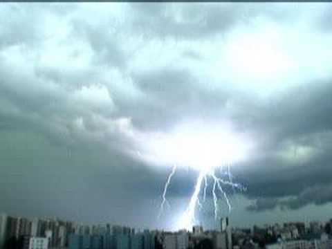 Tormenta electrica sobre tokyo