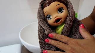 Uma Bagunça Tomando Banho Da Pia Da Mamãe Baby Alive Amandinha