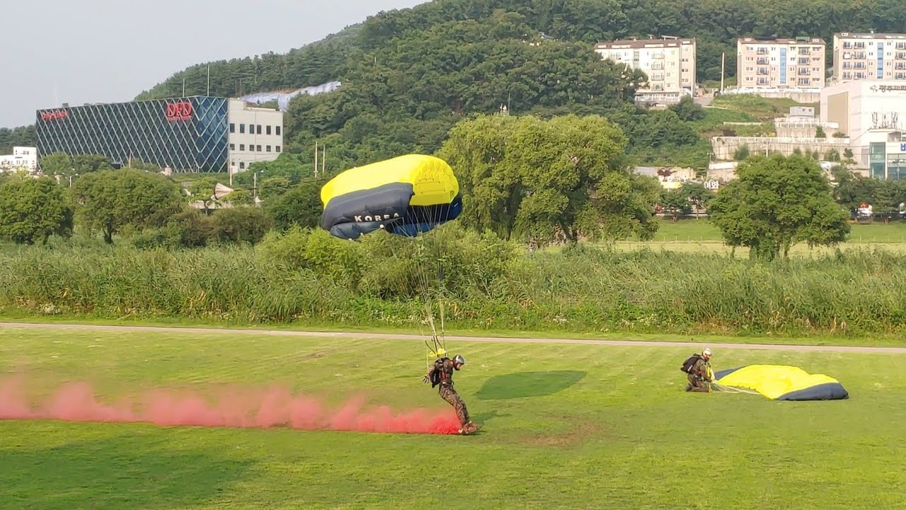24-07-13 육군특수전사령부 707특수임무단 고공강하 시범 ROK SWC HALO Demonstration - YouTube