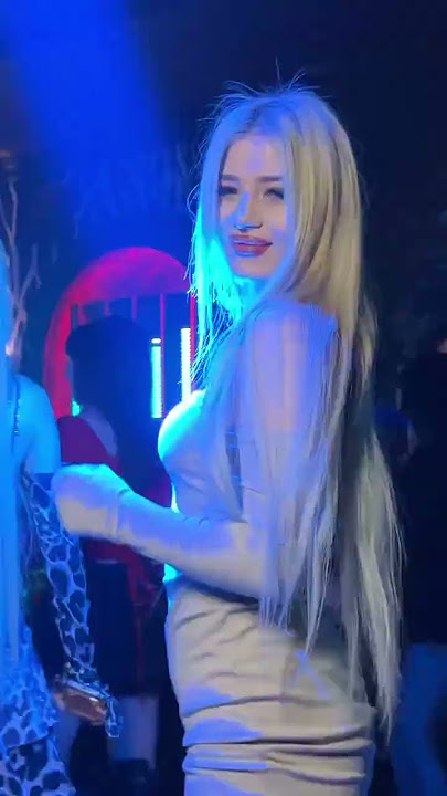 Stol ustidagi jinsiy aloqaning gozal fotosurati