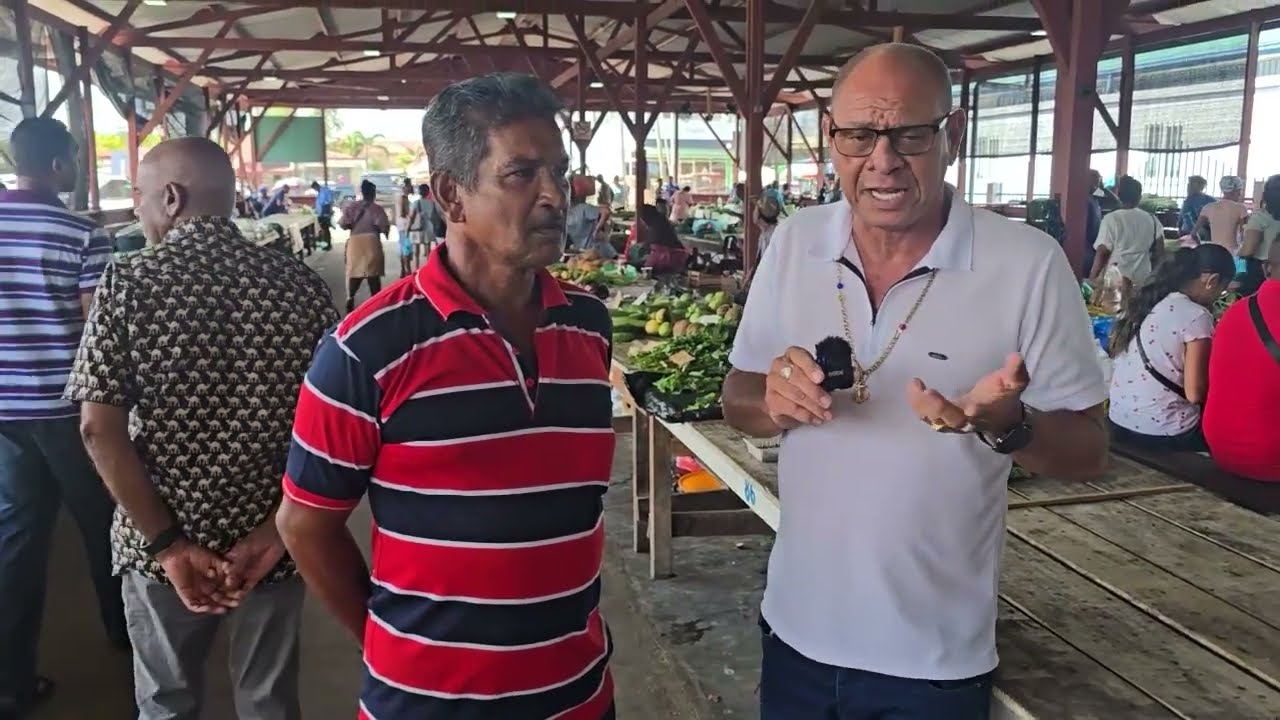 Donateur overhandigt financiele ondersteuning aan vz  Vismale voor verlengging brood 