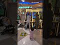 【Nice】男玩投籃機「球反彈」 朋友女兒遭殃被擊倒｜投籃機｜搞笑