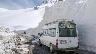 Bahçesaray’da Nisan ayında bile 7 metre kar