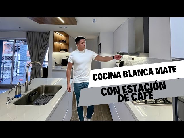 Café Profesional En Mesa Blanca En La Cocina Hay Diferentes