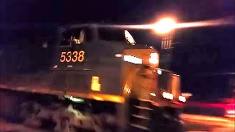 [CSX] 5338 ES40DC Leads Q745-03 With A Hornsalute & Wave From Engerneer In Fayetteville NC