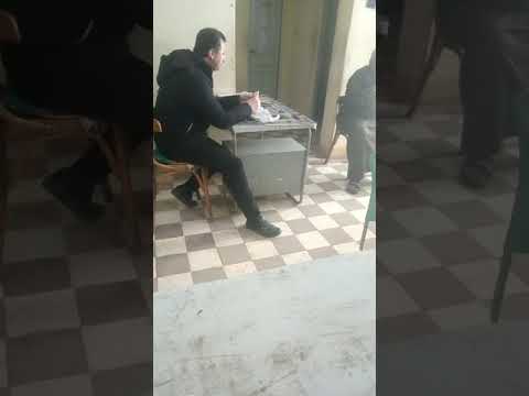 موظف السجل المدنى بقرية سامول جالس الساعة 10 30 يفطر والناس فى انتظار الباشا