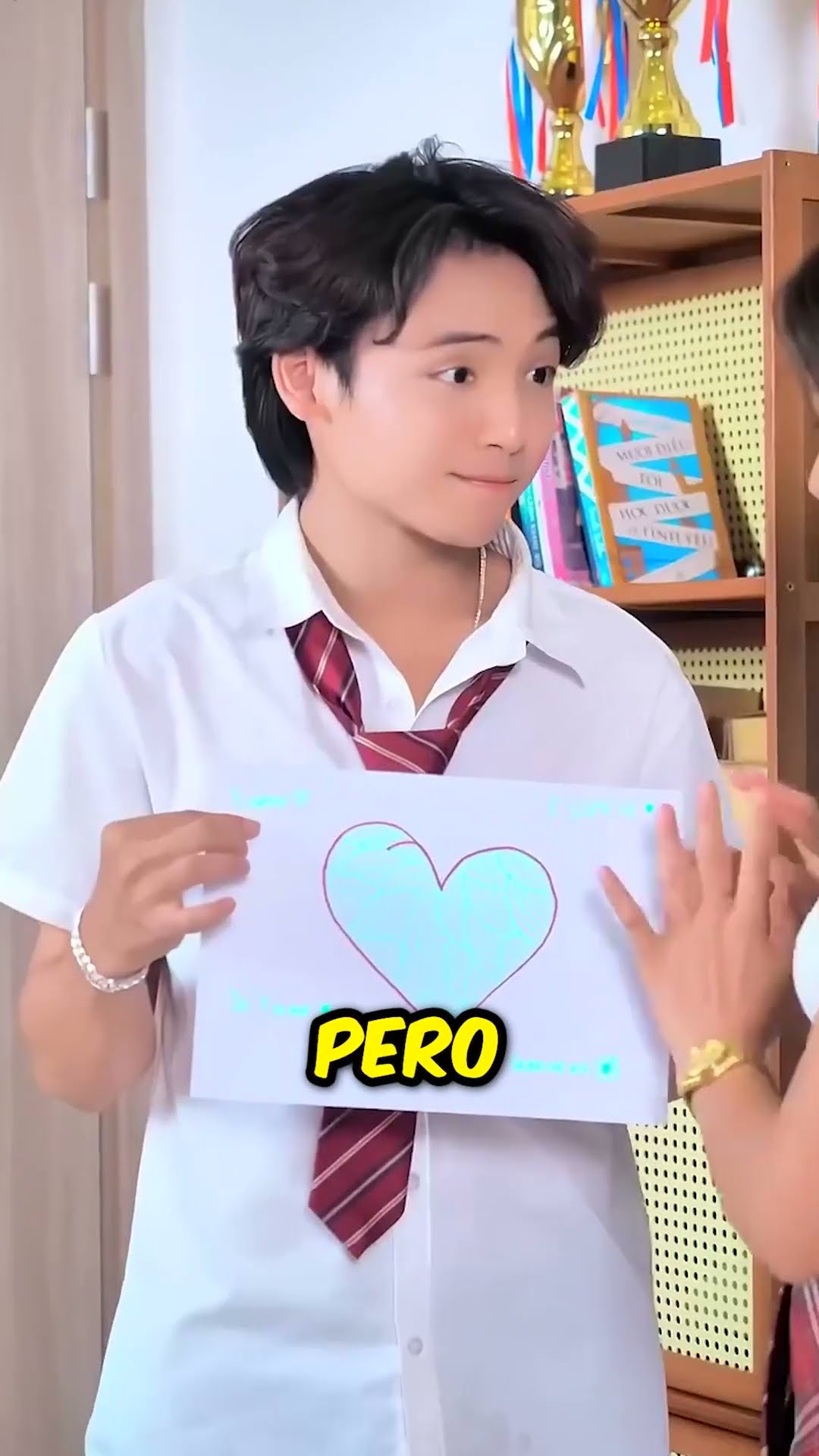 ¡Un nuevo estudiante le da una SORPRESA a su amor! ?
