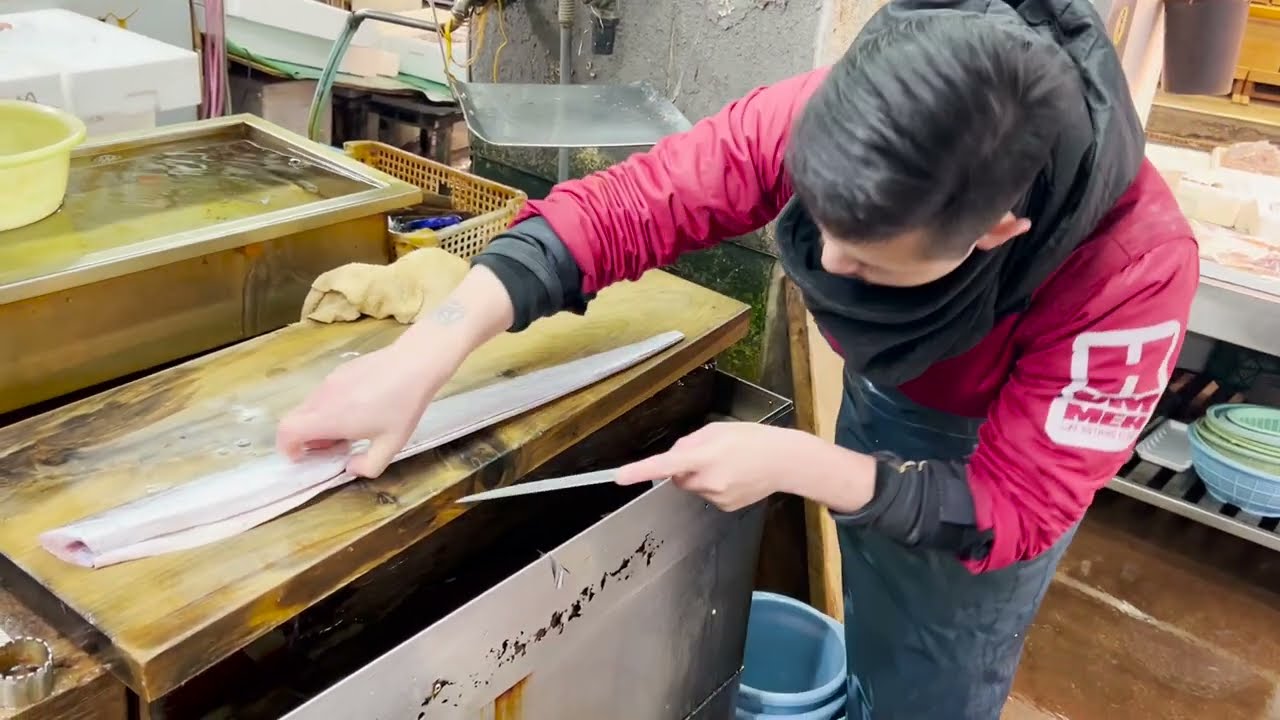 職人技100年続く魚屋の太刀魚捌き方・下処理　How to prepare large fish