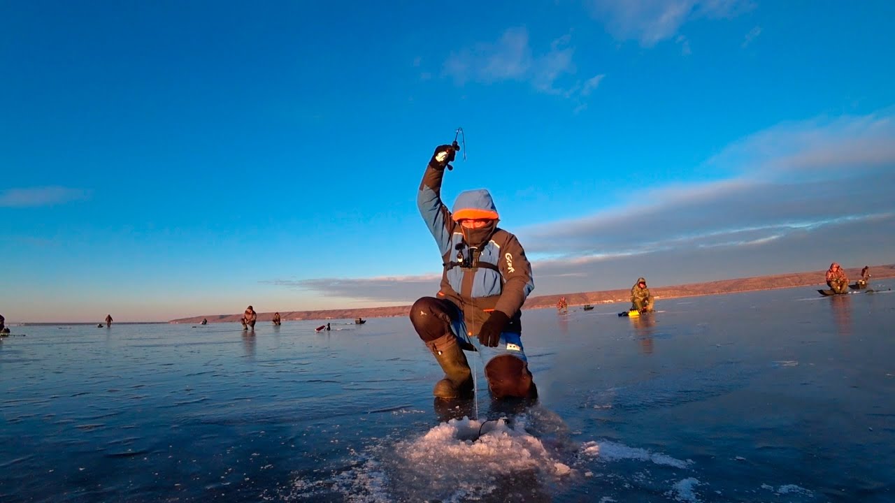 СУДАК НА ГЛУБИНЕ ПО ПОЯС! ЖРЁТ ПРИМАНКИ ЦЕЛИКОМ. ЗИМНЯЯ РЫБАЛКА НА СУДАКА