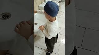 küçük hafız abdest alıyor Bir de benden saklanıyor bir bulursam o hafızı