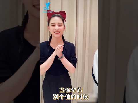 何超莲模仿邓紫棋唱歌一模一样？邓紫棋做何超莲“背后的女人”一秒破功