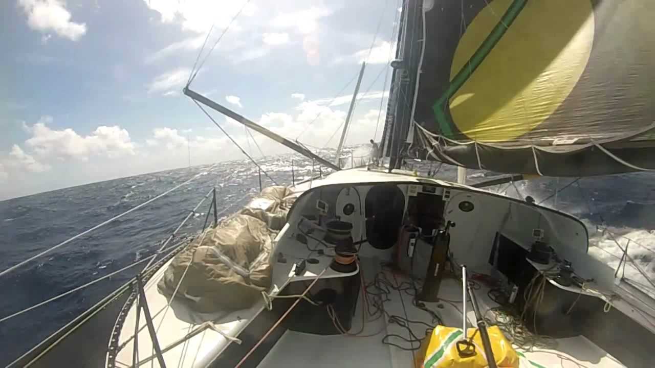 Daily highlights of Vendée Globe 2012 - Day 9 : hull problem for Jeremie Beyou