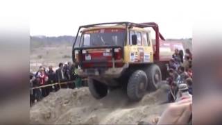 Гонки грузовиков по грязи и бездорожью зрители в грязи! offroad truck