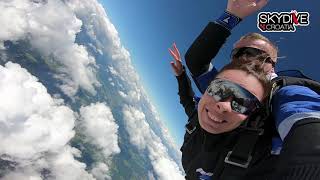 Kako Izgleda Skok Padobranom S 4000M I Otvaranje Padobrana Točno U Oblaku