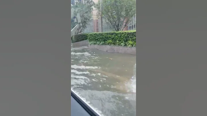 7月15日下午，上海虹口区暴雨 #基建狂魔 #中国特色 #中国 #水灾 - 天天要闻