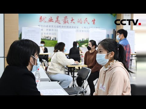 2022年我国高校毕业生将破千万，就业如何“稳”？ | CCTV「新闻1+1」20211229