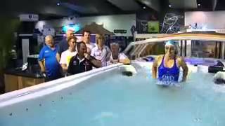 Marathon swimmer Chloe McCardel sets world record for swimming 16 hours non-stop in Melbourne