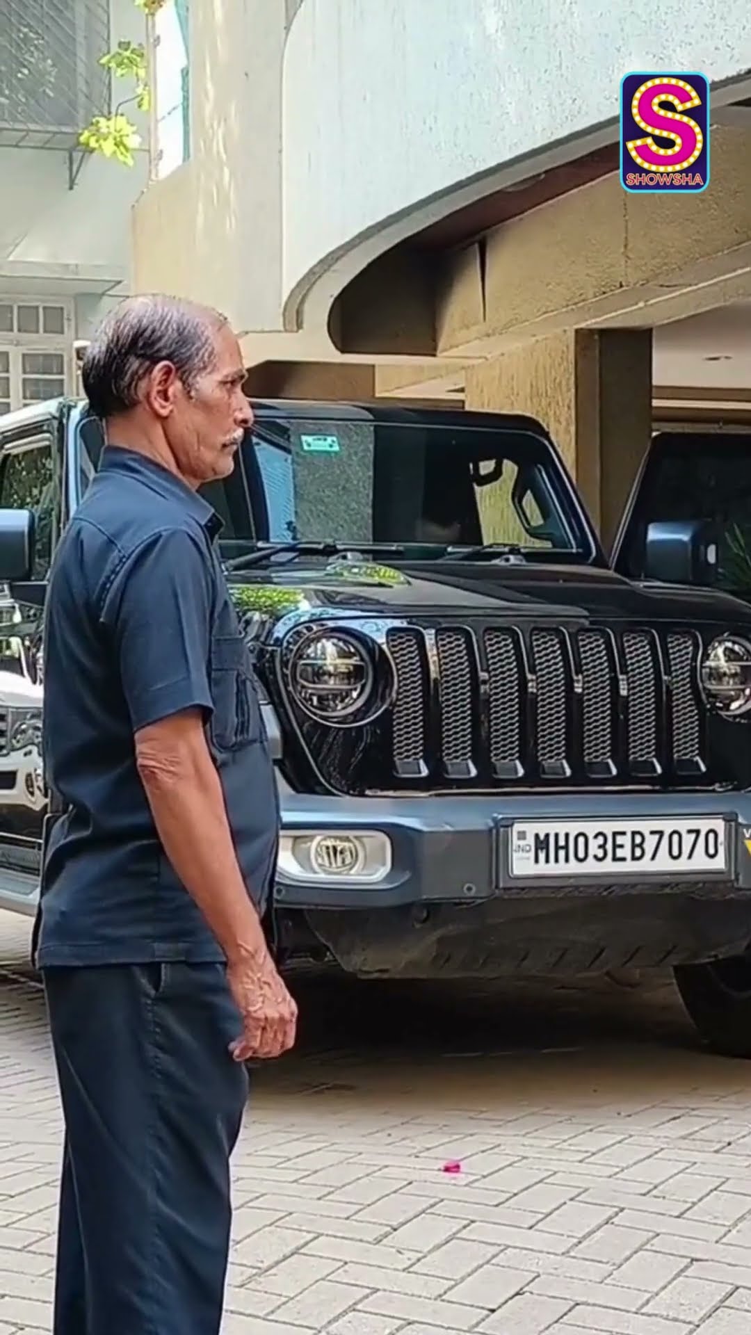 Kareena Kapoor Khan \u0026 Saif Ali Khan Gets Papped At Their Residence With Heavy Secrurity | N18S