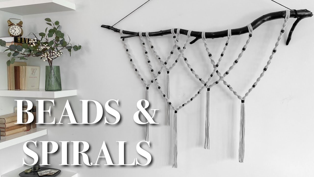 ЧЕРНО-БЕЛОЕ большое настенное украшение в технике макраме с бусинами и спиральными узлами