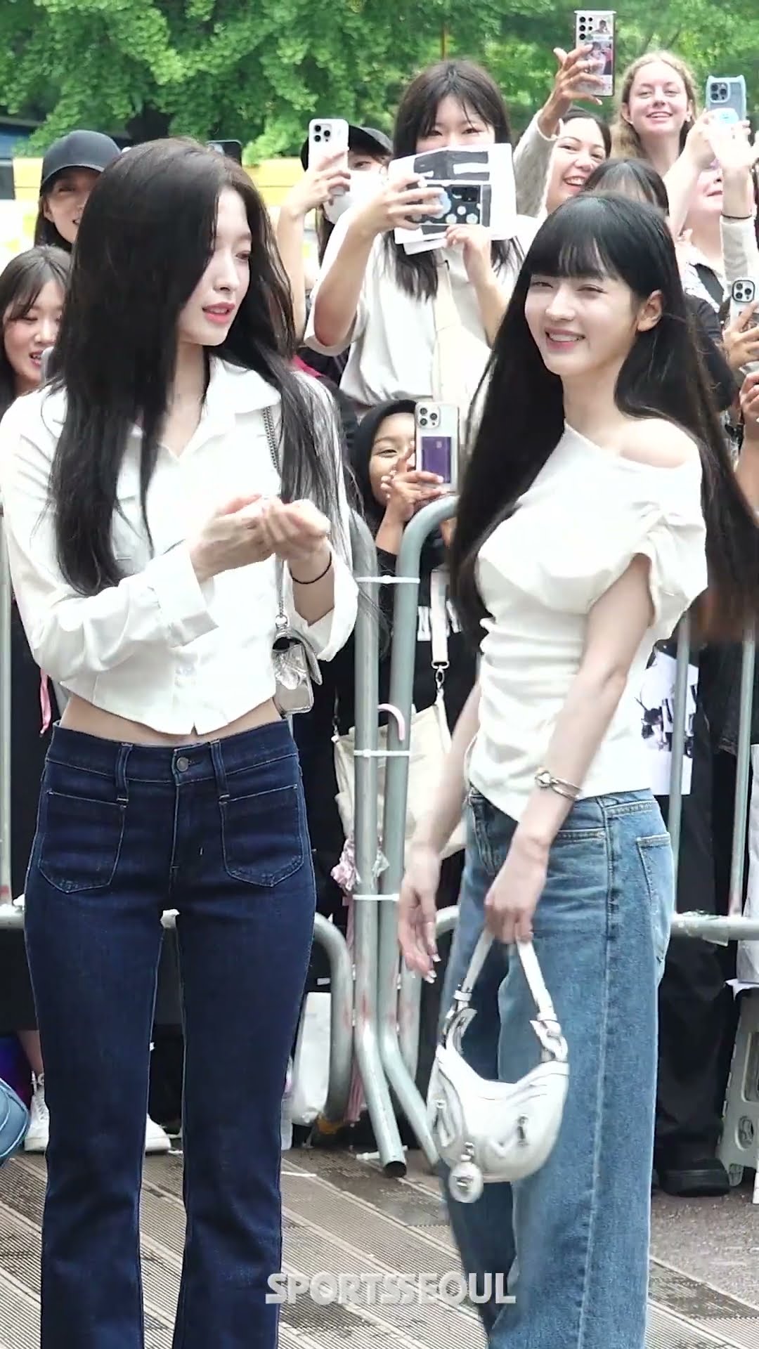 오마이걸 아린-유아, 포즈 요청에 '꺄르르' #OHMYGIRL