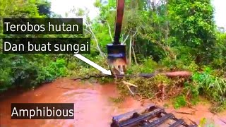 EXCAVATOR AMPHIBI TEROBOS HUTAN DAN BUAT SUNGAI