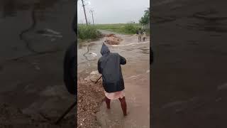 மக்கள் சேவையில் பால் காரர் ராமசாமி | Water flooding in village | heavy rain news