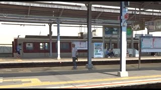 近鉄四日市駅に停車中の湯の山線1000系と到着する名古屋線下り9000系