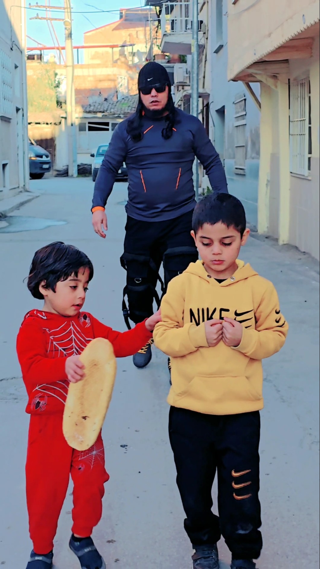 #فتى يبيع الخبز يطعم جائع