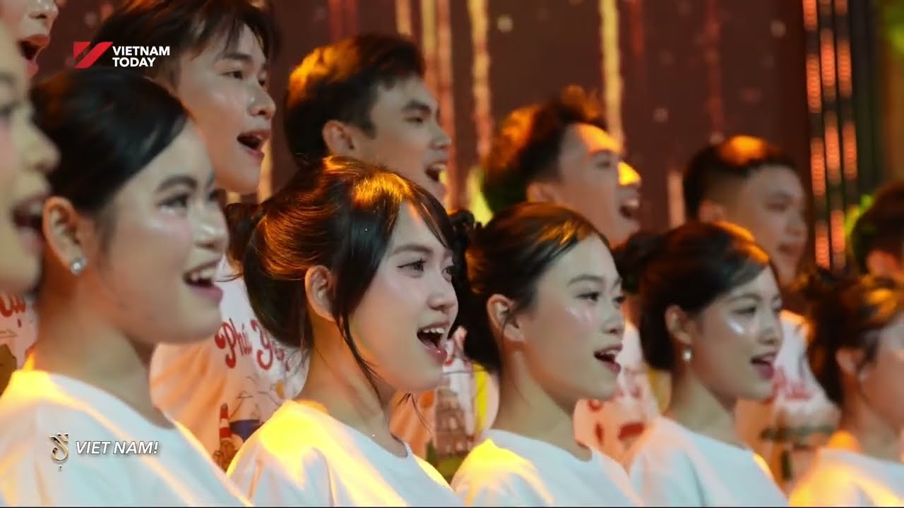 VINH KHUẤT cùng tốp ca hát vang 